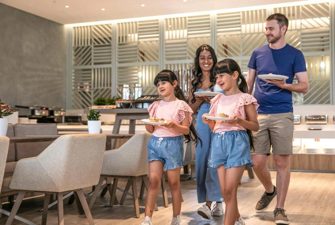 Holiday Inn Express & Suites Sunshine Coast By Ihg Maroochydore Hotel